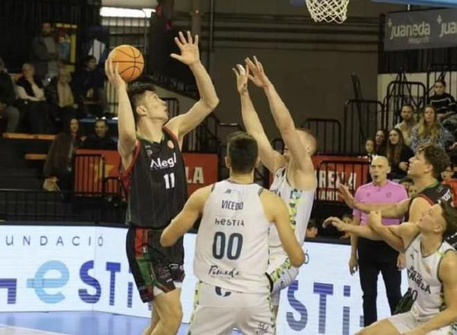 媒体人：余嘉豪辗转1.4万公里、连飞五个航班驰援中国男篮