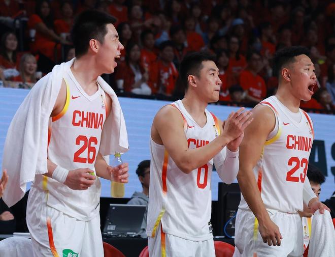 中国男篮半场落后14分，第三节狂追25分，客场逆转日本燃炸全网