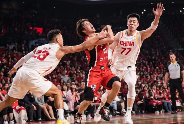 太解气！中国男篮单节轰25比9打懵日本，3将末节齐发力拒裁判黑哨