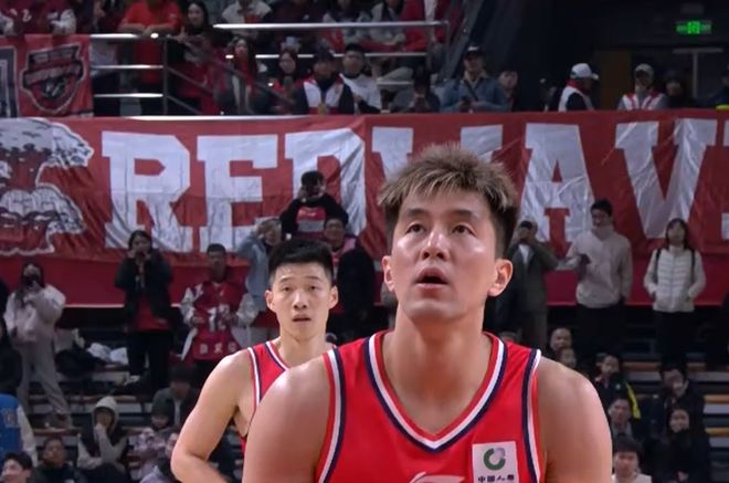 突發！郭艾倫受到重傷，被擔架送往醫院，恐賽季報銷