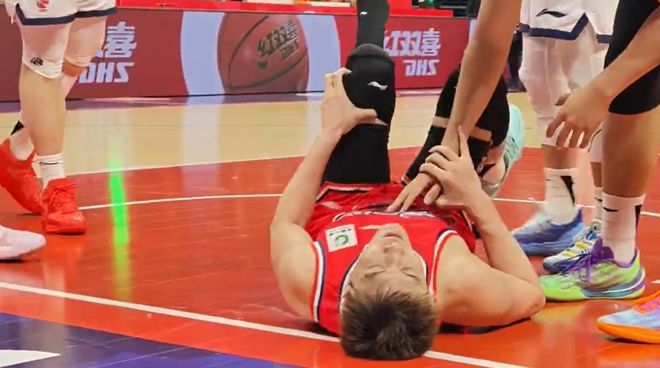 突然扭傷膝蓋！郭艾倫流下眼淚，重傷退場