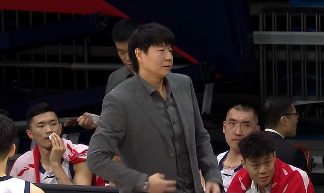 疯狂打铁+情绪失控！山东男篮客场85-93不敌广州，这球输得真闹心