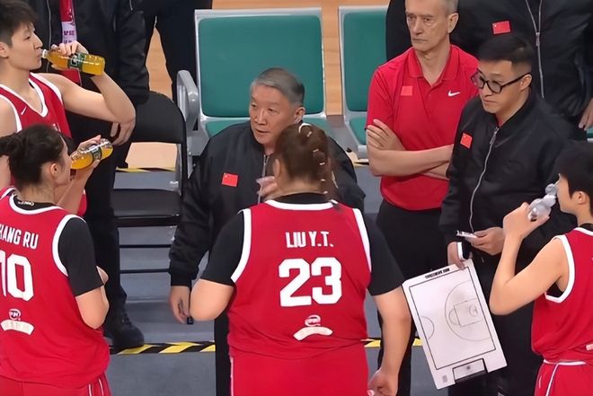 女篮出现最大短板！74天不知练了啥？能力太差，球迷：赶快换了他