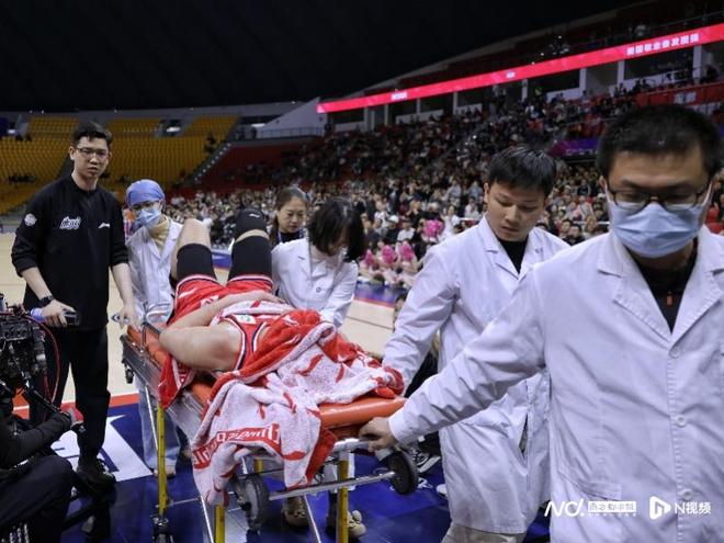 郭艾倫左膝受傷被擔架抬離，廣州主帥：蘑菇视频网站都在等待檢查情況