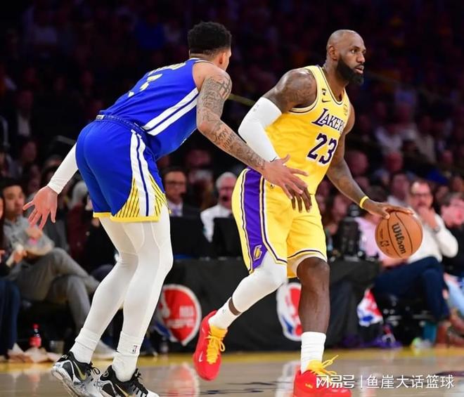 湖人105-99勇士！里夫斯看清现实，詹姆斯赛后谈失误也直言不讳