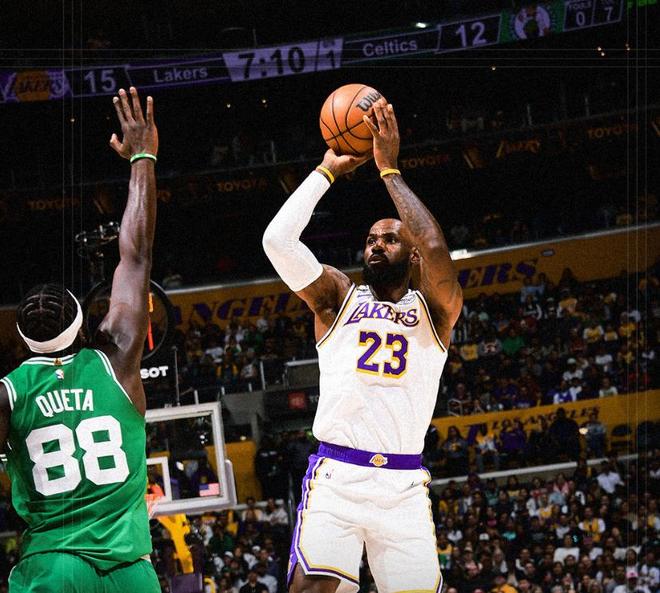 杰伦布朗32+8+7+3，詹皇造NBA神迹东契奇半场7分，绿军大胜湖人