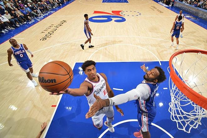 这不是也挺能打吗？快船还不如把表现糟糕的保罗的时间留给他？