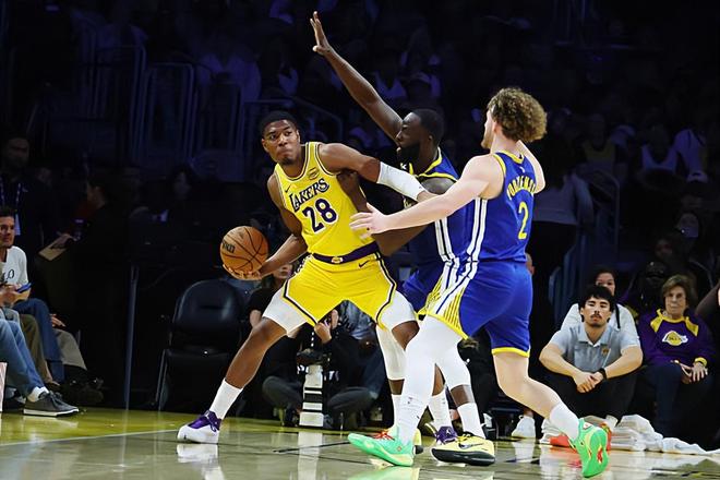 投射能力相当突出！湖人锋线大将完全有理由稳住一个先发的位置？