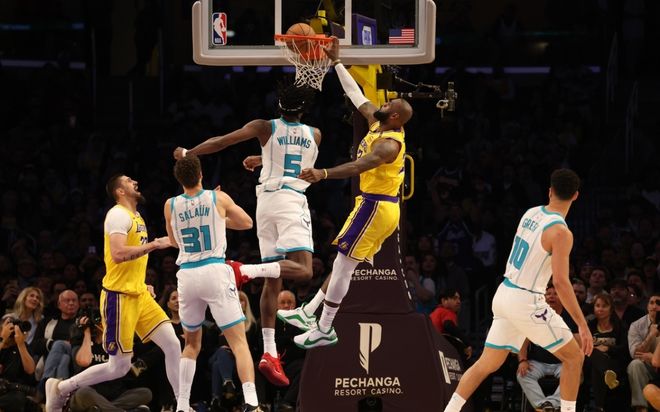 詹姆斯只在乎赢球，而不是跟某些超巨一样只顾刷数据、熬工龄！