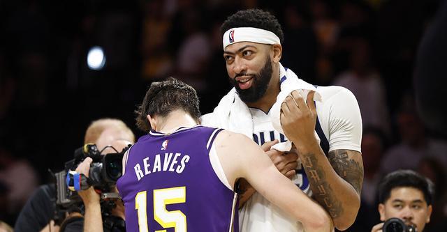 里夫斯：戴维斯是史上最顶尖球员之一 不知道他为何想要我的球衣