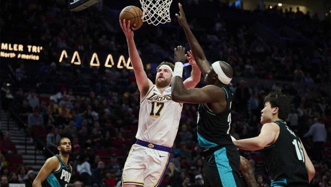 性感霸王龙，湖人队替补中锋蒂姆打猛龙后解释了他引人注目的T恤