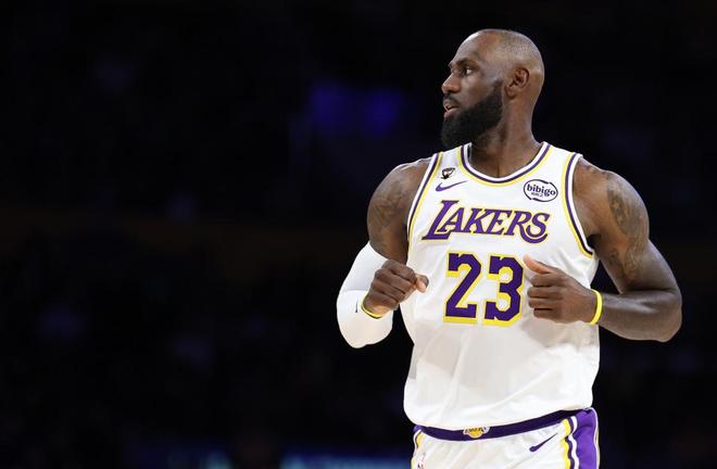 主场球迷倒戈，湖人两战惨败43分！老詹里程碑夜难掩3大争冠短板