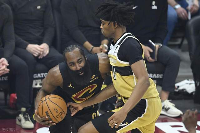 25分大胜！骑士全场狂欢庆祝：哈登11助做嫁衣，奇兵飙9三分