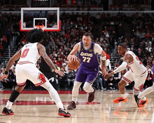 东契奇46+7+11湖人擒公牛2连胜 勒布朗24+5八村塁23分