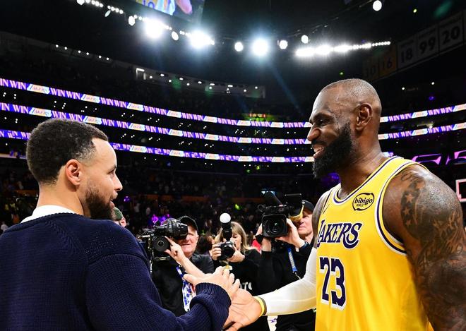 詹姆斯丢评奖资格引争议！约基奇库里文班冲奖也拉响警报