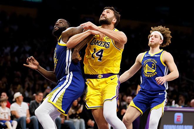 无法想象！湖人内线铁板凳竟然连续两场成为了球队的关键人物？