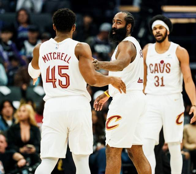 拉锯战！骑士三分18中5仍领先2分：哈登首秀6中1，阿伦17分8板