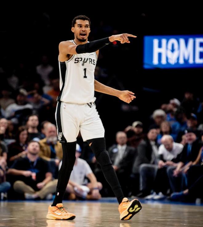 三大铁卫锁乔治，文班33+10+2封盖，马刺双杀爵士3连胜宣战火箭