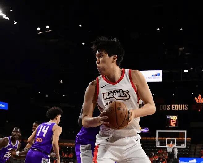 遺憾！楊瀚森21+9+3帽創新高：連續三分續命，未能獲得絕殺出手