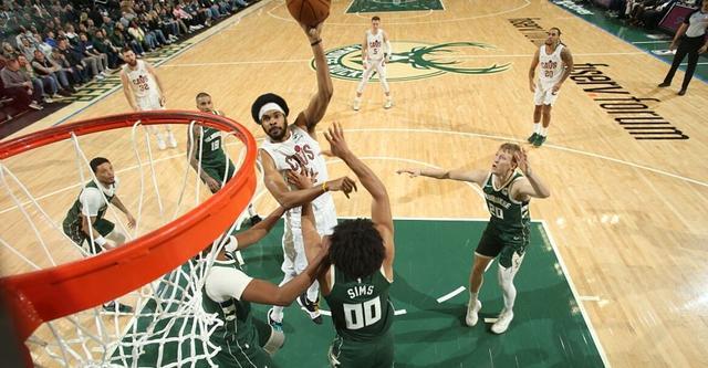 波特20分5抢断阿伦27+11绝平超时 雄鹿险胜骑士