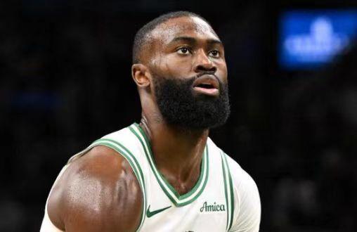 升东部第二！布朗复出30+13绿军大胜送雄鹿5连败 西蒙斯27分