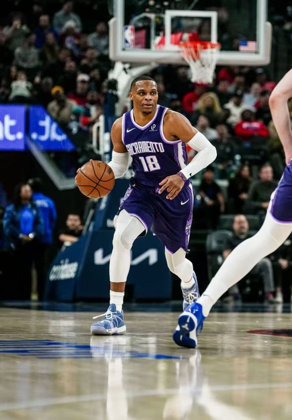 威少17分带不动德罗赞，锡安18+6墨菲5记三分，鹈鹕送国王13连败