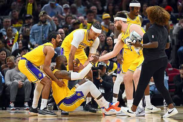 莫名其妙又成为了牺牲品，湖人为什么突然间不让他进入轮换阵容？