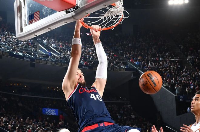 防守态度相当一般，快船内线支柱的表现比起上赛季似乎有所下滑？