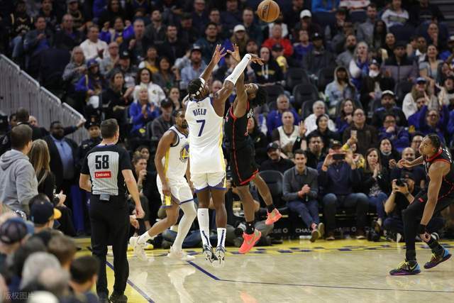 心态失衡！勇士最多落后30分：库里16中6仅16分，老板双手抱头