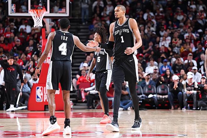 场上的作用被严重低估了！后场大将为马刺做出了巨大的牺牲？