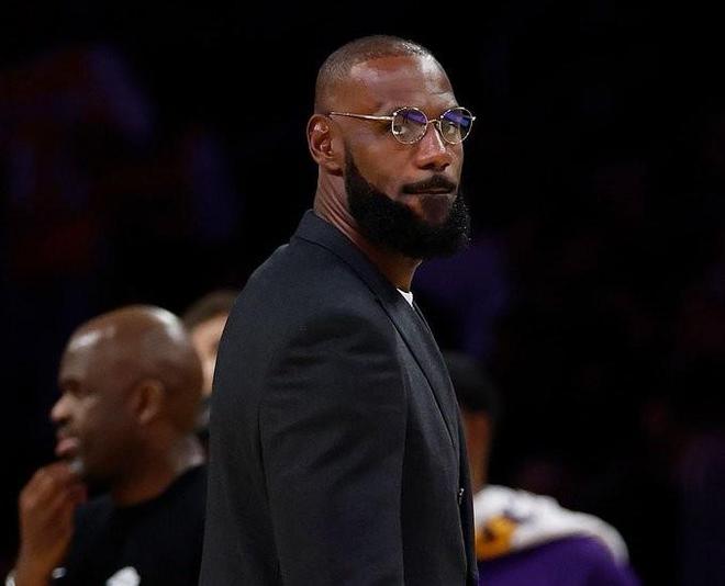 队记：詹姆斯目前在湖人的处境不太好，他没以前观战时投入了