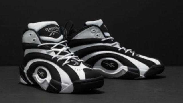 各种试鞋，此前与安德玛解约的库里今日穿锐步奥尼尔系列鞋出战