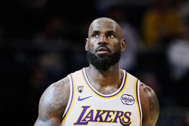 微微发力，詹姆斯15投8中拿下24分，正负值+13