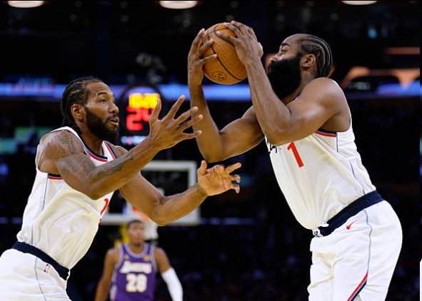 快船末节崩盘遭两连败！哈登最后时刻眼神落寞 小卡无奈轻抚嘴唇