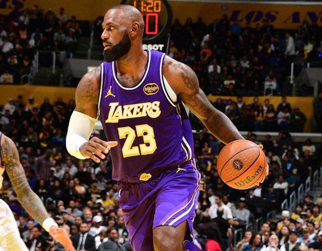 洛城德比湖人送快船两连败，多数据显示詹姆斯三当家位置非常稳