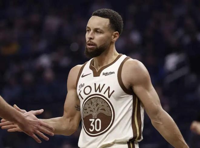 队记：库里将在10天后评估膝盖伤势，会至少再缺席五场比赛