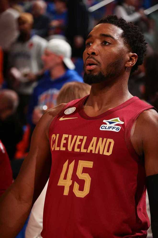 拒17分逆转！尼克斯5人15+力克骑士 米切尔单节21分轰31分