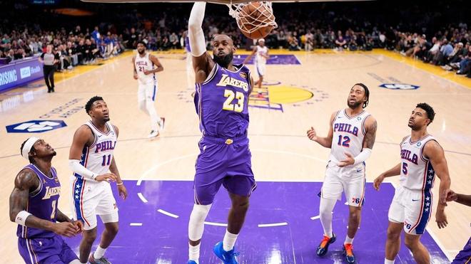 詹姆斯17+10创NBA历史第1神迹，湖人逆转76人！里夫斯35+6创纪录