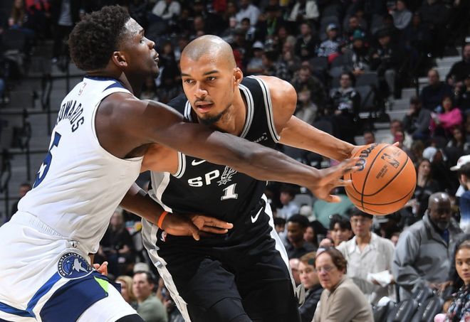 83-62！这是爱德华兹和约基奇区别，他已锁定年度最佳关键球员奖