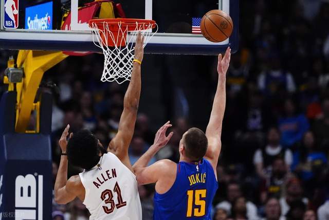 拉锯战！骑士落后11分展开反扑：米切尔轰18分4助，哈登8中3