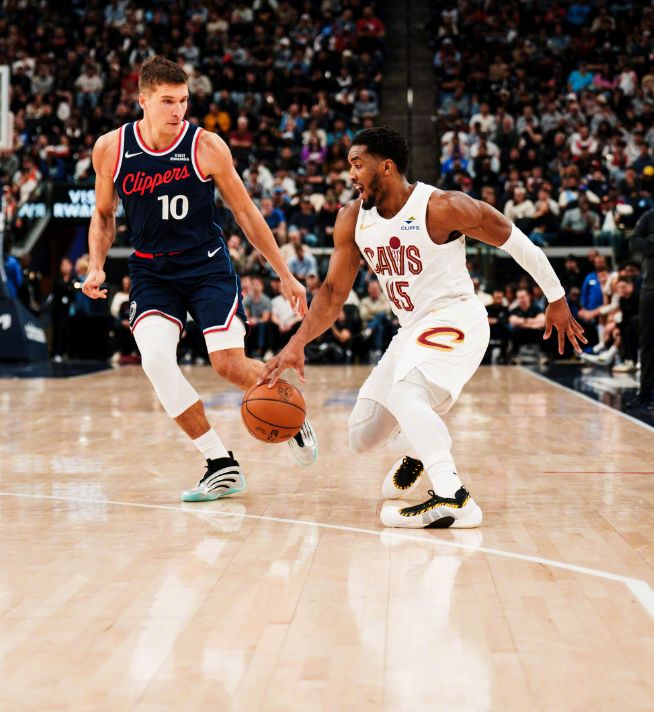 米切尔29+5+9+4阿伦两双，小卡25分难救主，骑士33分血洗快船