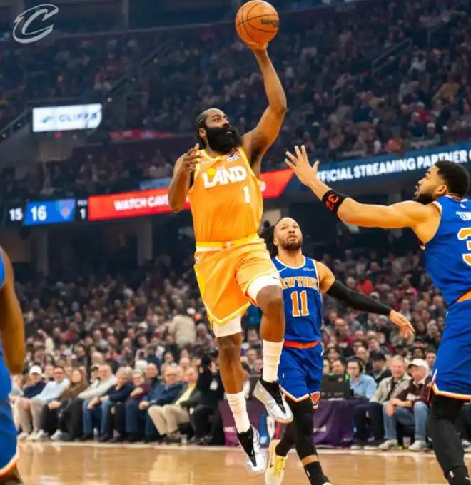 骑士复仇！裁判抢戏，哈登0罚球，米切尔18中5，尼克斯惨败15分