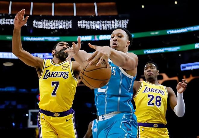 打了半天最高数据是犯规，湖人替补后场连底薪球员的水平都达不到