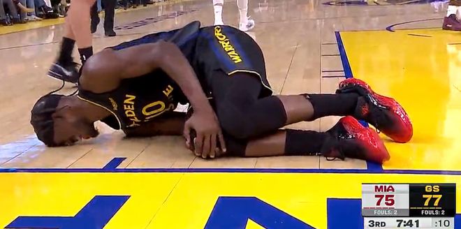 硬汉！巴特勒右膝反关节被搀扶下场 挤出一丝笑容为勇士提振士气