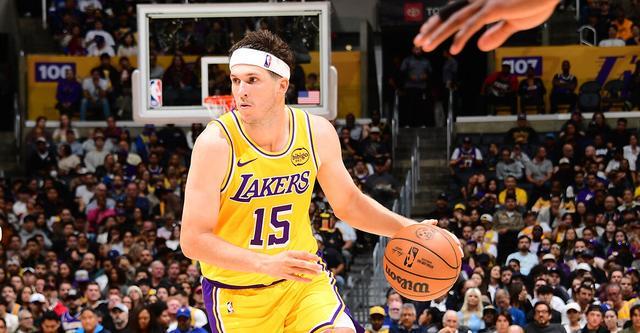 追平貝勒排名湖人隊(duì)史第三高！里夫斯開賽前四場轟143分