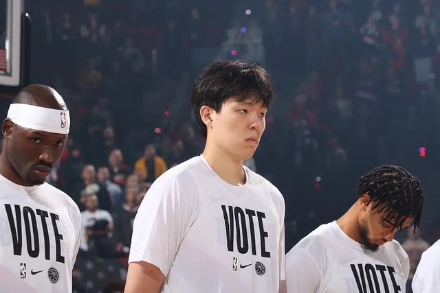 布朗尼打出生涯最佳一戰(zhàn)，楊涵森看球不要錢(qián)，開(kāi)拓者不敵殘陣湖人