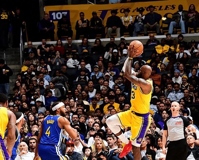 湖人胜勇士！詹姆斯带5配角齐爆！穆迪暴走，多人齐发挥难救主！