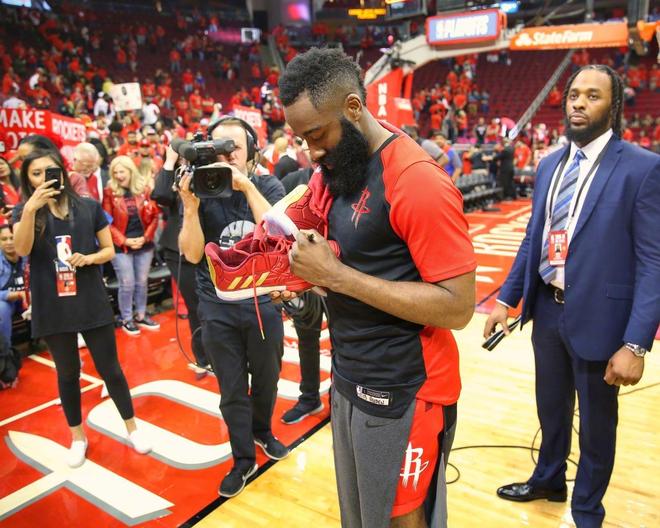 哈登寻求交易，火箭主动追逐？骑士队参与竞争，登哥离队已成必然