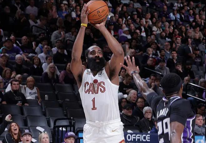 哈登骑士首秀下半场20分 与米切尔携手率队取胜！国王惨遭12连败