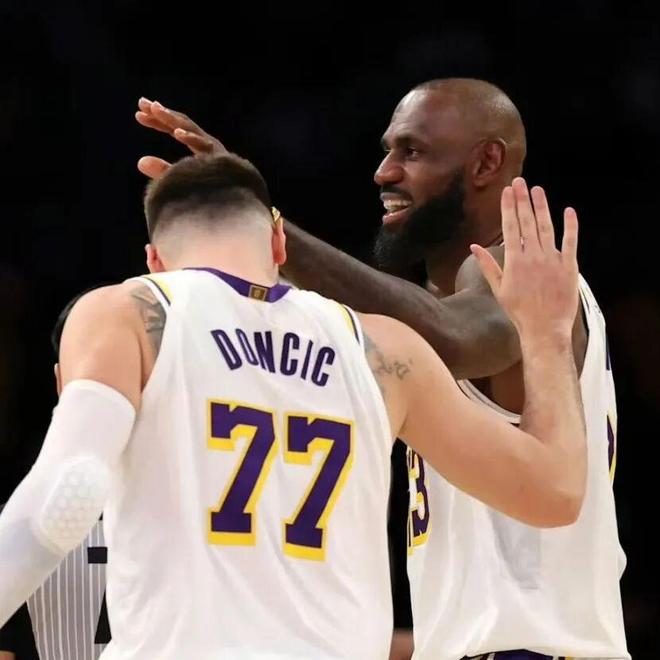 湖人最大分差！詹姆斯在场边哭了...骑士愿他回归！